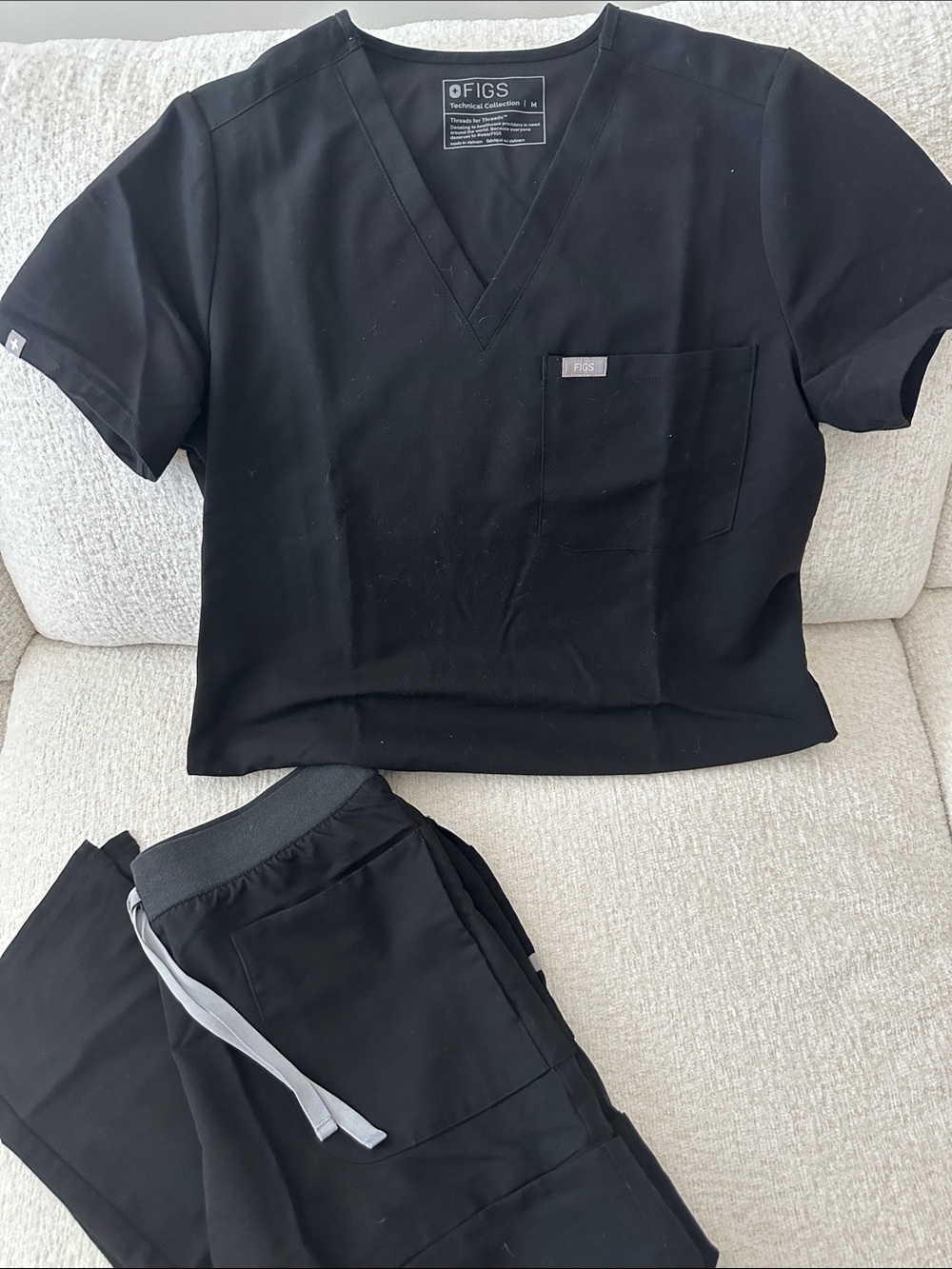 Figs Women’s Black V‑Neck Scrub Top & Jogger Pants Set